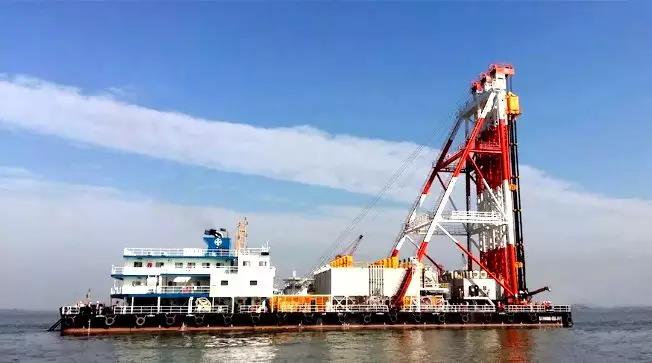 今天,是“中國制造日”,為您帶來的是“中國智造”的先進DCM船——“四航固基”號,從無到有的故事。您也許沒聽說過DCM船,還不清楚它具體有什么用處,雖然它其貌不揚,但卻是沿海港口碼頭、防波堤、人工島、圍海造地的基礎處理利器。它又叫深層水泥攪拌船,被譽為”深海打樁機”。