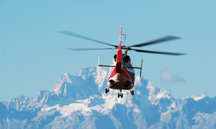 AC312E飛躍雪山，俯瞰寧蒗瀘沽湖機場。（岳書華 攝）