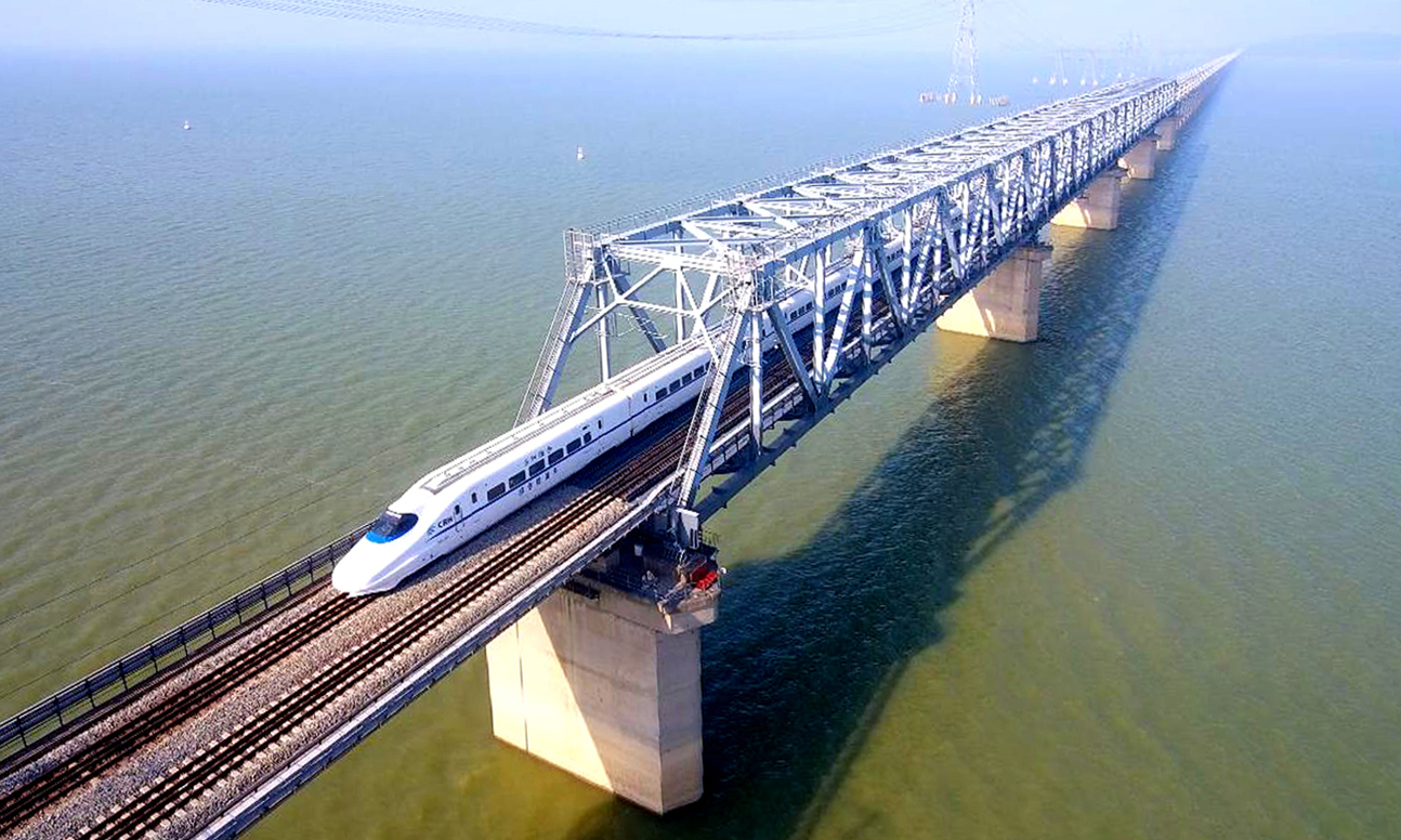 九景衢鐵路將構成京九、滬昆兩大主要通道的輔助聯絡線，在婺源站與合福高速線銜接，在路網節點中發揮著聯結東西、溝通南北的重要作用。該鐵路也是華中、西南地區緊密對接長三角、東南沿海的又一條便捷通道。圖為鄱陽湖特大橋。（黃植 攝）