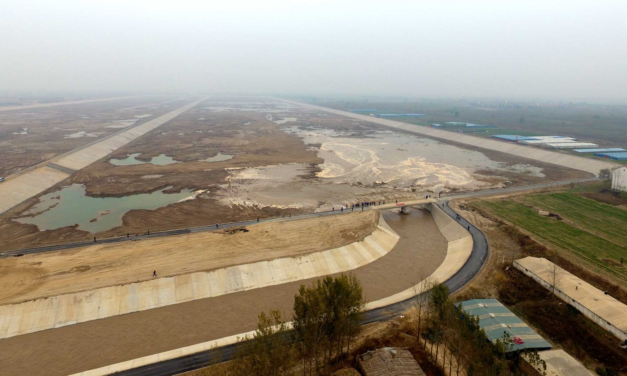 11月16日上午10時，由中國電建集團所屬水電十一局建設的雄安新區生態水源保障工程——引黃入冀補淀工程全線通水。一泓黃河水從渠村閘奔涌而出，流入沉砂池，經沉淀之后，一渠清水沿渠一路北上，將最終流入雄安新區的“水塔”——白洋淀。