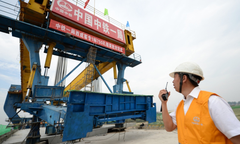 2016年5月30日，中鐵一局的工作人員在施工現場指揮箱梁架設。（李一博 攝）