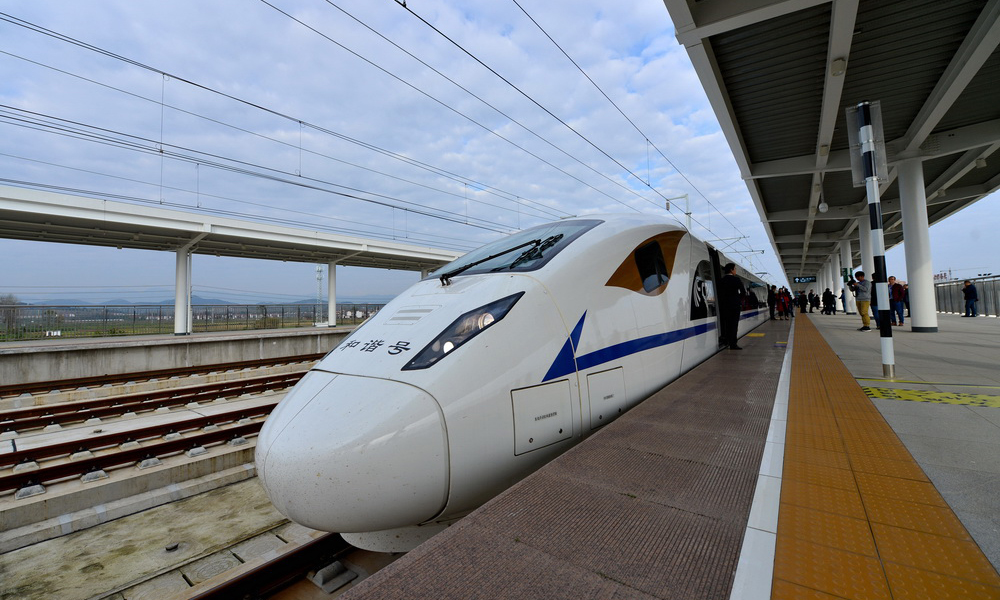 蜀道，是古代由長安通往蜀地的道路。蜀道穿越秦巴山脈，道路崎嶇難行，以至于詩仙李白在詩作中發出了“蜀道難，難于上青天”的感嘆。作為我國第一條穿越秦嶺的高速鐵路，即將通車的西安至成都高鐵依托我國世界領先的高鐵技術，一舉讓“蜀道難”變成了過去式，也使得蜀道從中國歷史上的道路文化遺產演變成了新時代發展的華章。（唐振江 攝）