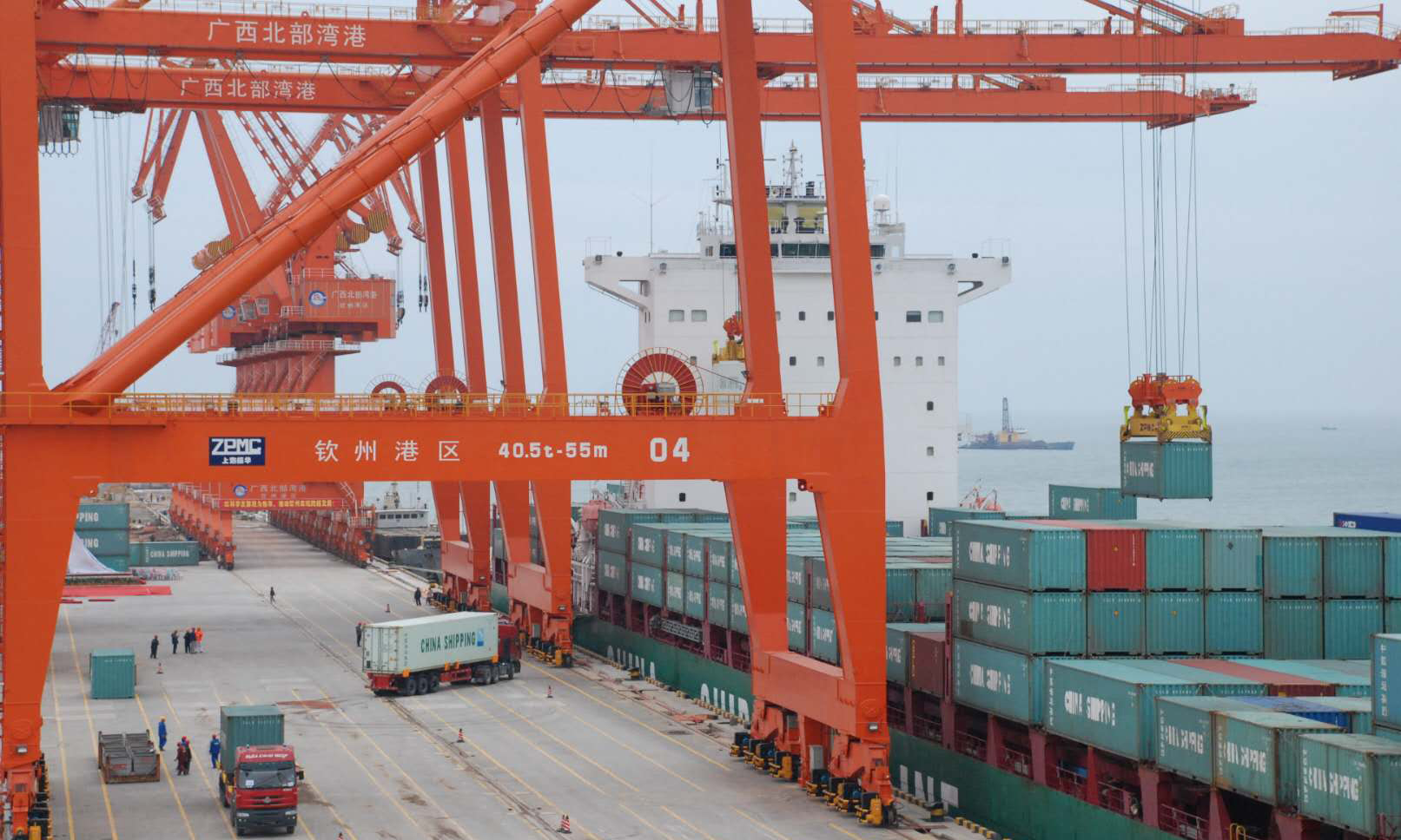 阿聯酋航運的“北部灣港-印度/中東”遠洋航線將投入8艘5500TEU-6500TEU船舶運營，于每周二東行及周四西行掛靠欽州。（國務院國資委網站 張維 攝）