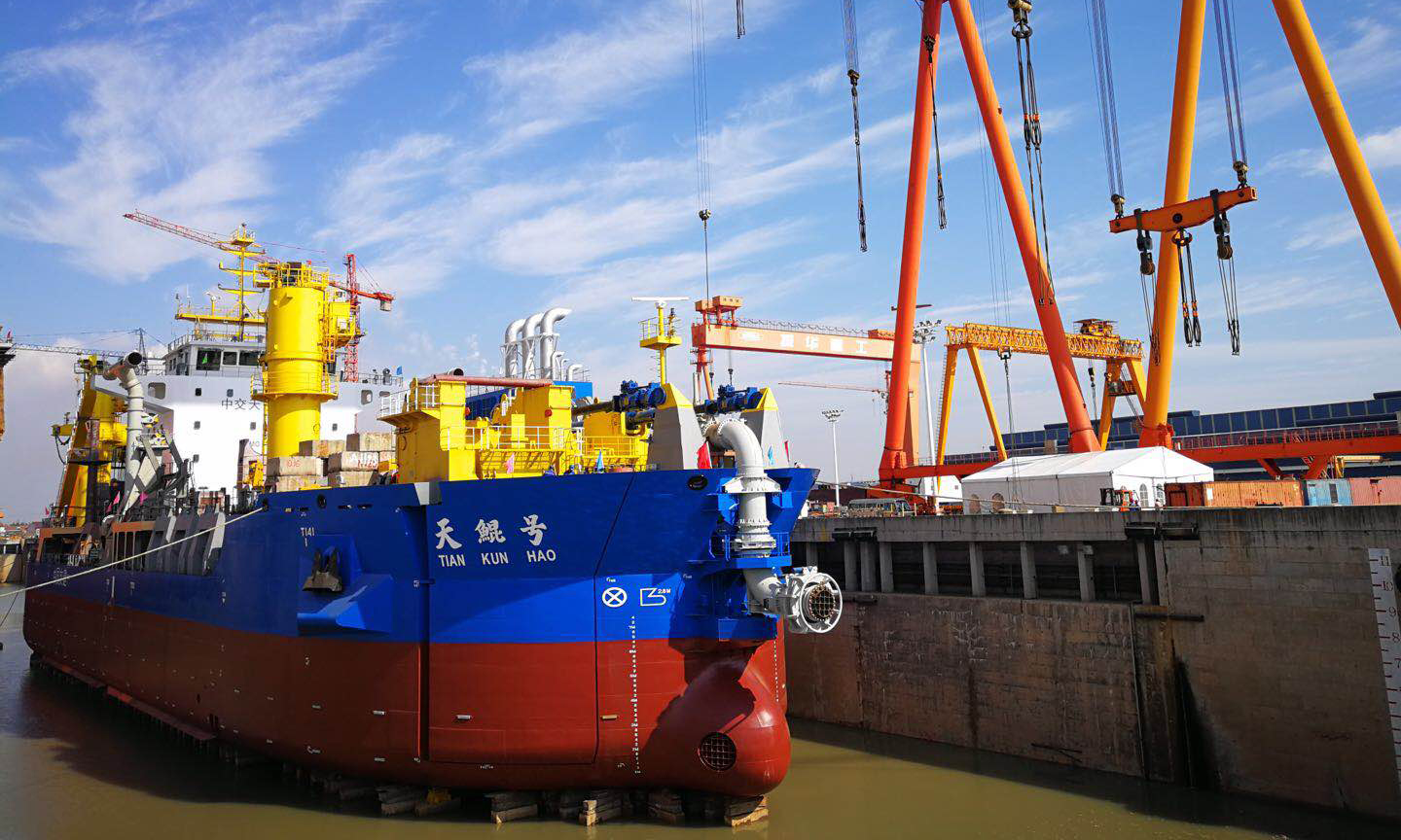 “天鯤號”停在船塢內等待下水啟航。