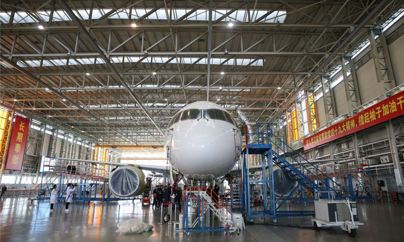 11月9日，記者來到中國商飛公司上海飛機制造有限公司總裝車間，探秘C919大型客機102架機。（新華社記者 丁汀 攝）