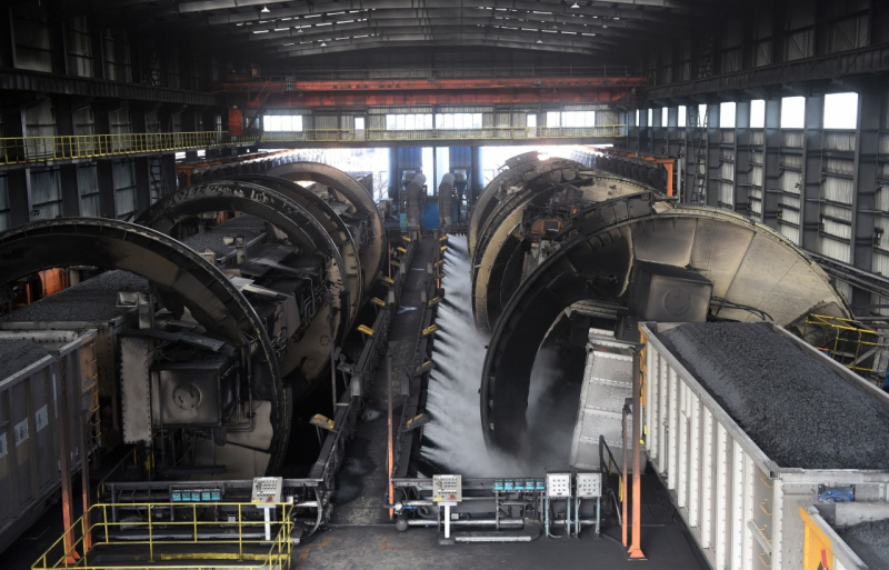 位于河北省滄州市的神華黃驊港不斷加大軟硬件投入，建立健全各項環保機制，積極打造“綠色港口”。圖為11月8日，在神華黃驊港翻車機房，翻車機工作的同時，干霧除塵設備進行抑塵作業。（新華社記者 馬寧 攝）