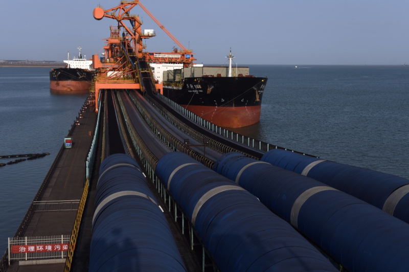 11月8日，貨輪在神華黃驊港裝載煤炭，傳送煤炭用的皮帶機上均裝有防塵罩。（新華社記者 馬寧 攝）