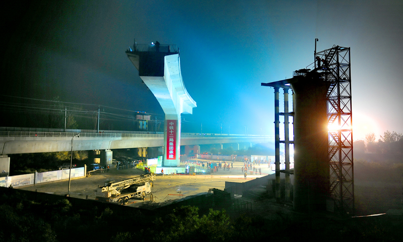 為確保跨線轉體順利進行，技術人員堅持現場施工組織與運營秩序維護統籌兼顧，通過采用封閉式防護平臺、近線雙層隔離網、遠程監控和高空入侵報警系統等10余項措施，大大強化了既有線施工安全管理力度，確保了施工區域內“陸空”安全。