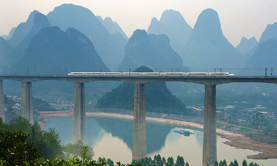 這是菲迪克年度工程評選中，中國鐵建獲獎總數連續兩年第一。自2013年該獎評選以來，中國鐵建共有13項工程摘得桂冠。除今年的4項工程外，其余9項分別是京滬高鐵、青藏鐵路、秦嶺隧道群、西安地鐵2號線、貴廣高鐵、錢江隧道及相關工程、青藏鐵路西寧至格爾木增建二線關角隧道、廣深港高速鐵路獅子洋隧道、寧波鐵路樞紐北環線甬江特大橋工程。圖為貴廣高鐵（2016年菲迪克年度工程獎）