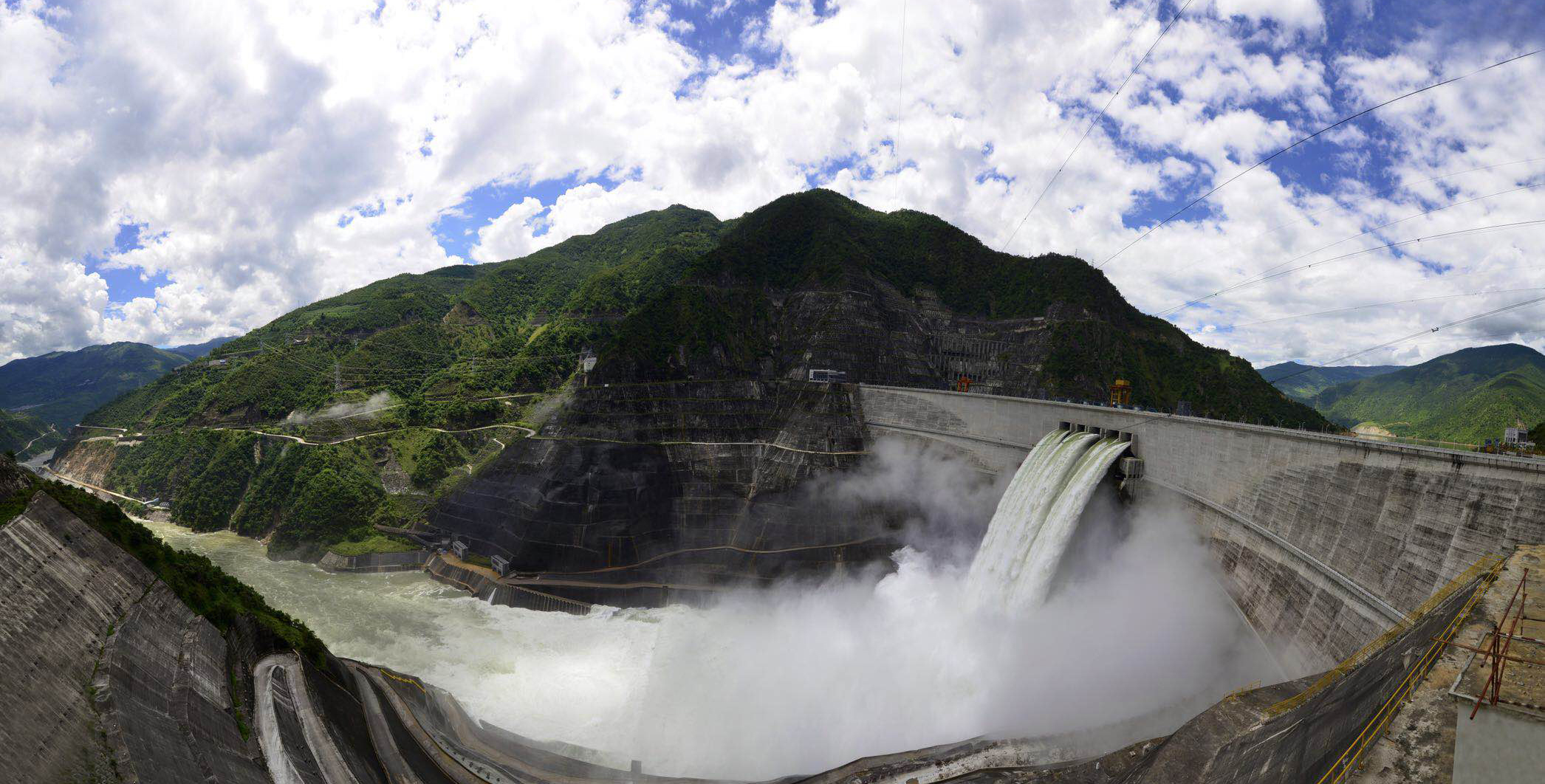 華能小灣電廠正位于云南大理南澗縣與鳳慶縣交界處的瀾滄江中游河段，于1999年6月開始籌建，于2010年8月建成投產發電。圖為小灣水電站工程。（供圖：中國華能集團公司）