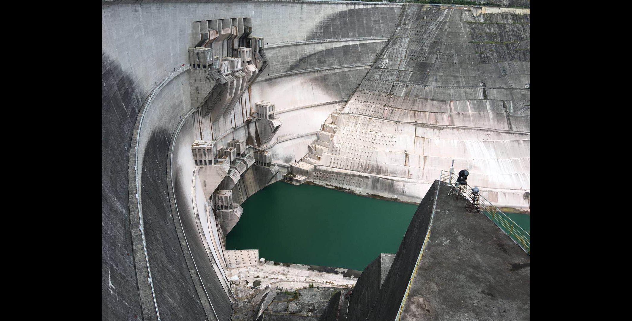 這個總裝機容量420萬千瓦的水電建設工程，不僅是國家實施西部大開發戰略的標志性工程，也是國家“西電東送”重點工程。（國務院國資委網站 陳丹妮 攝）