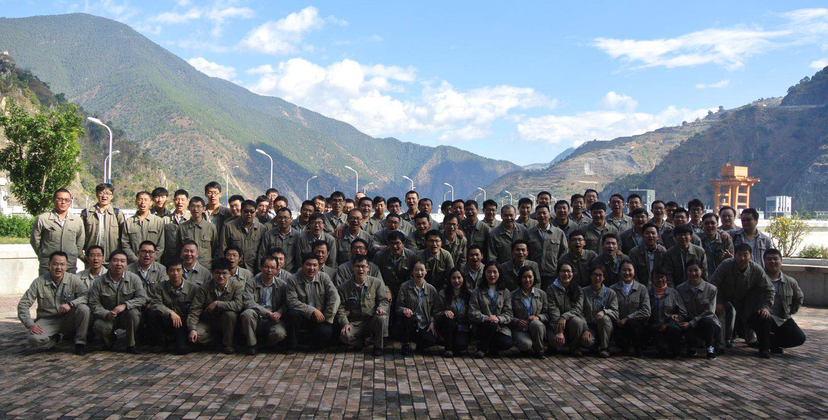 投產運行7年來，華能小灣電廠以創建國際一流水電廠為目標，著力夯實基礎、強化管理，探索實施“運維合一”的生產管理模式。截至目前，已連續安全生產2960天，完成發電量1300億千瓦時，上繳稅費78.87億元，為云南省及南方電網地區的社會經濟發展提供了有力的能源支撐。圖為華能小灣電廠員工團隊。（供圖：中國華能集團公司）