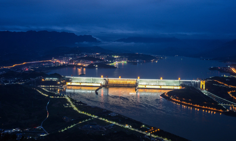 10月15日8時，三峽水庫水位突破174米，這標志著三峽工程新一輪175米試驗性蓄水進入最后1米沖刺階段。（鄭家裕 攝）
