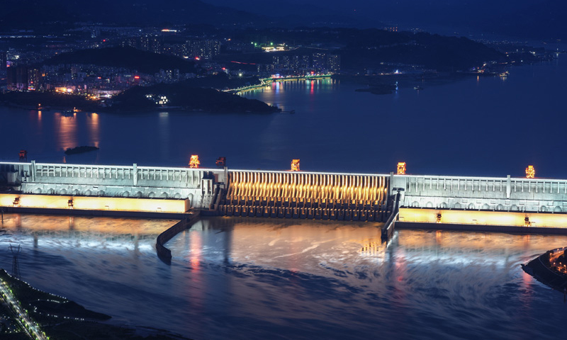 這是10月15日拍攝的水位上升后的長江三峽樞紐工程夜景。（鄭家裕 攝）