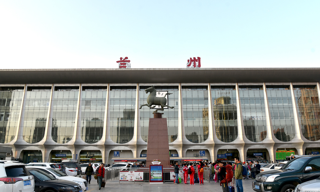 蘭渝鐵路的通車，使重慶乃至西南到新疆、歐洲的中歐班列將不再繞行隴海、西康、襄渝鐵路，通過蘭渝線直取蘭州。全程可縮短近700公里，運行時間節省約11個小時。將為國家“一帶一路”戰略的順利實施提供重要支撐，為西南、西北經濟社會發展，加強我國與中亞、西亞乃至歐洲的經貿往來和互動交流提供積極的推動作用和更加便捷的運輸服務支撐。