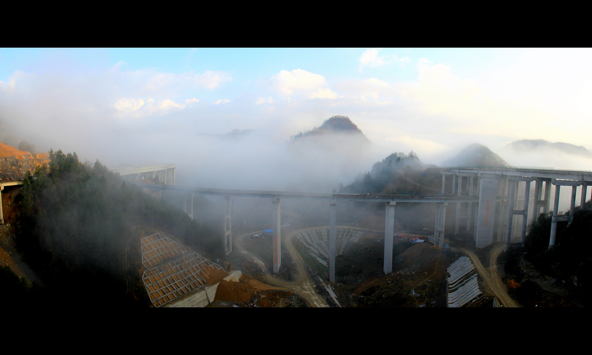 近日，由中國鐵建所屬投資集團有限公司投資、中鐵十五局集團等單位承建，采用BOT運行模式的貴州省安順至紫云高速公路全線貫通。