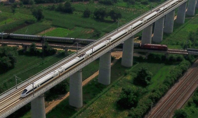 以地處中原的鄭州為中心，鐵軌在大地上寫了一個“米”字，構建起覆蓋逾7億人的兩小時高鐵網，這樣宏偉的設想7年前還只是“紙上藍圖”，如今正在加速變為“地上通途”。圖為2017年8月16日，一列動車組列車行駛在徐蘭高鐵商丘段。（新華社記者 李安 攝）