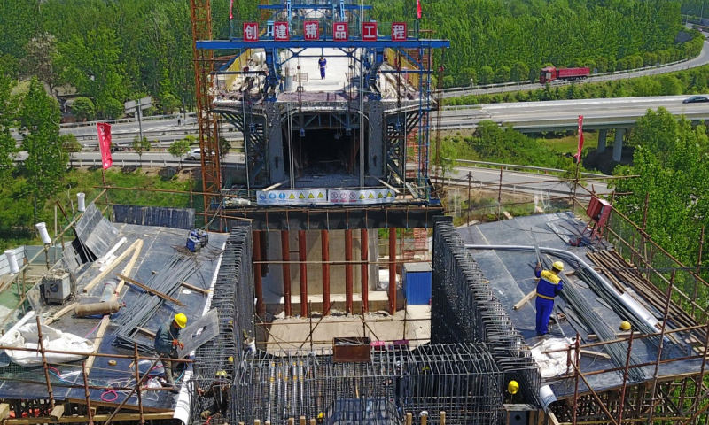 以鄭州為中心的“米”字形快速鐵路網建成后，不僅承東啟西、連貫南北，而且還可直接貫通華東、長三角至華北、西北以及環渤海、西南地區，甚至東南亞、孟加拉灣等地區，顯著擴大國家快速鐵路覆蓋和服務范圍，帶動東中西城市群協同發展。圖為2017年4月29日，工作人員在鄭萬高鐵河南平頂山段一處施工現場作業。（新華社記者 李安 攝）