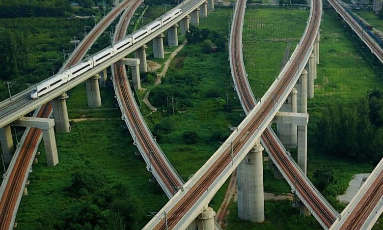 一列動車組列車從鄭州市區內縱橫交錯的高鐵線路中穿過。（新華社記者 李安 攝）