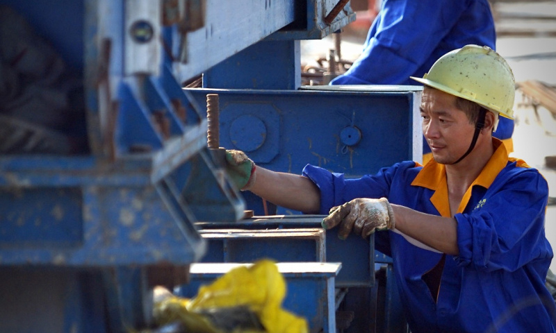 2017年8月15日，施工人員在鄭阜高鐵先開段跨商周高速連續梁施工現場作業。（新華社記者 李安 攝）