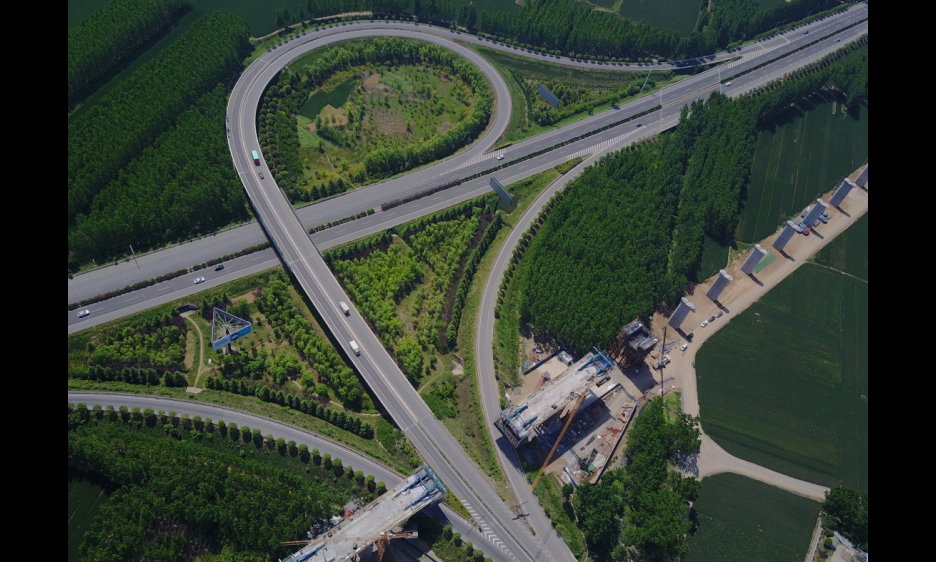 這是在建的鄭萬高鐵河南平頂山段一處施工現場。（新華社記者 李安 攝）