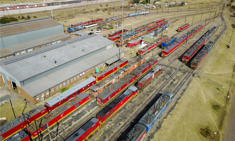 這是7月27日在南非比勒陀利亞北部航拍的某機務段。該機務段的部分機車為中國機車。（新華社記者 翟健嵐 攝）