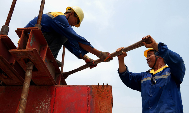 中鐵七局的工作人員在鄭萬高鐵河南段（禹州）施工現場作業（新華社記者 李安 攝）。