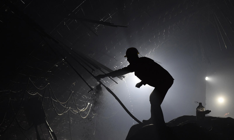 工作人員在京張高鐵長城站內進行施工（新華社記者 李文 攝）。