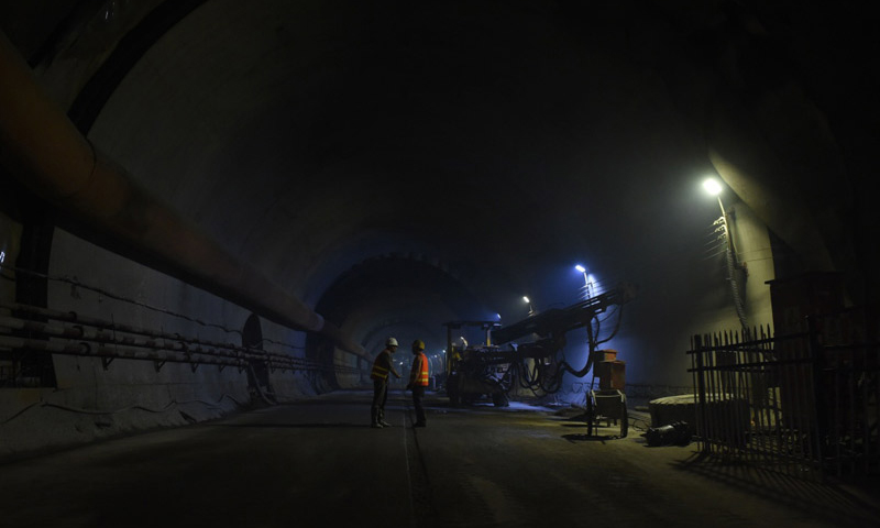 工作人員在京張高鐵長城站內進行施工（新華社記者 李文 攝）。