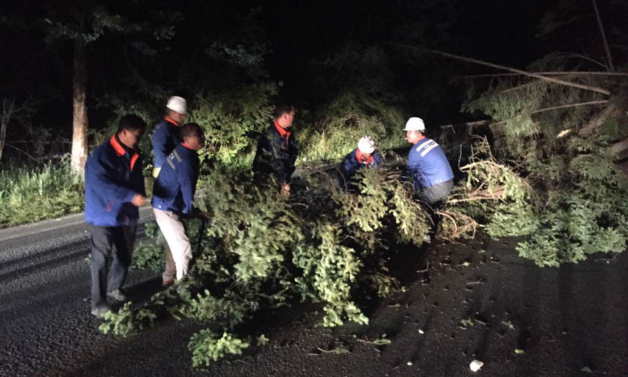 中鐵二十五局集團救援隊抵達震區開展搶險。