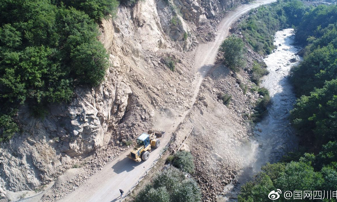 國網廣元供電公司搶險人員配合公安等部門，使用無人機偵查前方受災、斷路情況。