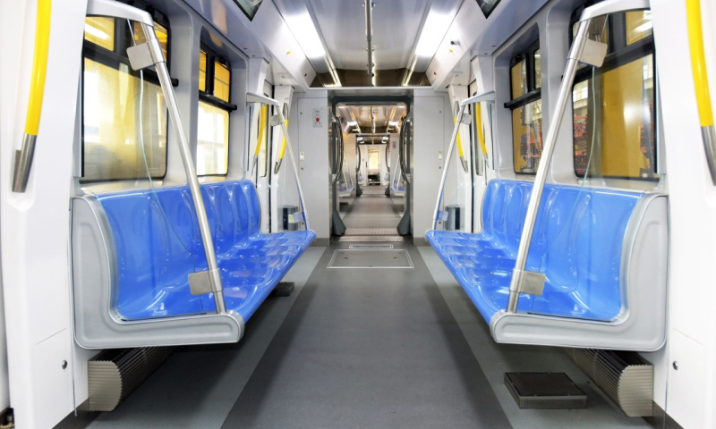 中車四方設計制造的懸掛式單軌列車，具有完全自主的知識產權，可實現3-5列的靈活編組，載客量可達到300-510余人。列車設計時速80公里，最高運行時速為70公里，運行速度媲美地鐵，是國內速度等級最高的空軌列車。