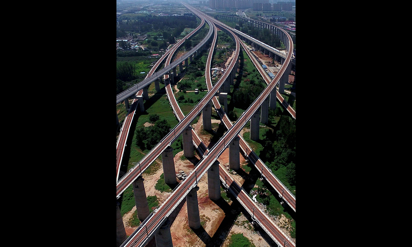鄭州東站附近一處京廣、徐蘭高鐵交匯的立體樞紐（2016年9月1日 李安 攝）。