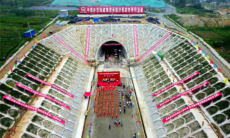 7月16日，中鐵隧道集團濟青高鐵青陽隧道勝利貫通慶祝儀式在青陽隧道進口舉行。青陽隧道全長10.1公里，位于濟南市和濱州市鄒平縣交界處，是濟青高鐵的控制性工程。濟青高鐵是我國“四縱四橫”高鐵網太青客運通道的重要組成部分，西聯濟南樞紐，東接青島樞紐。預計2018年建成通車后，濟南與青島間將實現1小時到達。（董乃德 攝）