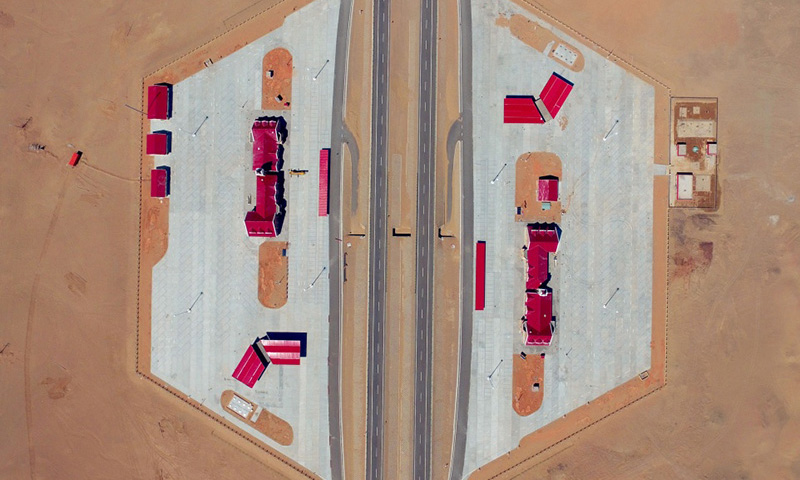 京新高速全長2540公里，建成后北京到新疆的行車里程將縮短1300公里，大漠變通途，通疆達海的夢想即將實現。圖為京新高速公路額濟納旗雅干服務區（5月25日攝）。