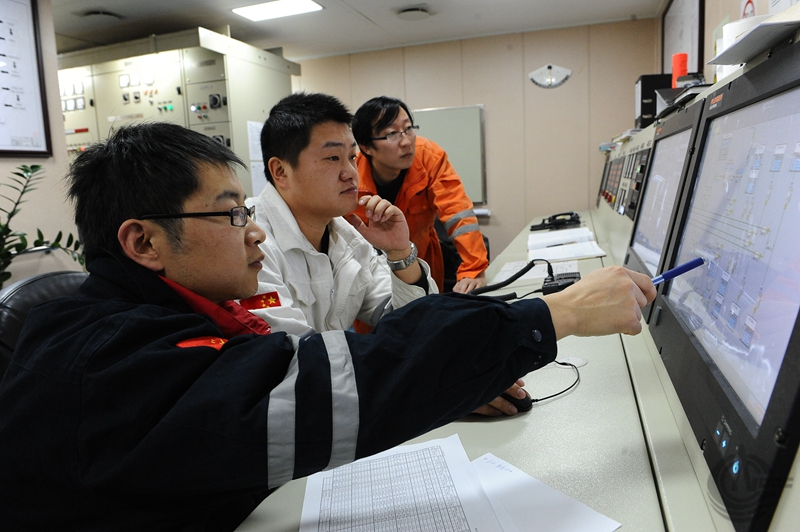 駁船中控室操作人員正在調載船舶吃水深度以便組塊樁腿成功跨越導管架。（本組圖片均由李浩瑋、李占宇提供。來源：中國海洋石油總公司）