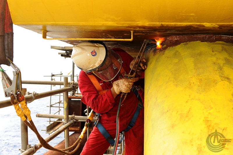 施工人員正在切割組塊與駁船間的固定連接。（來源：中國海洋石油總公司）