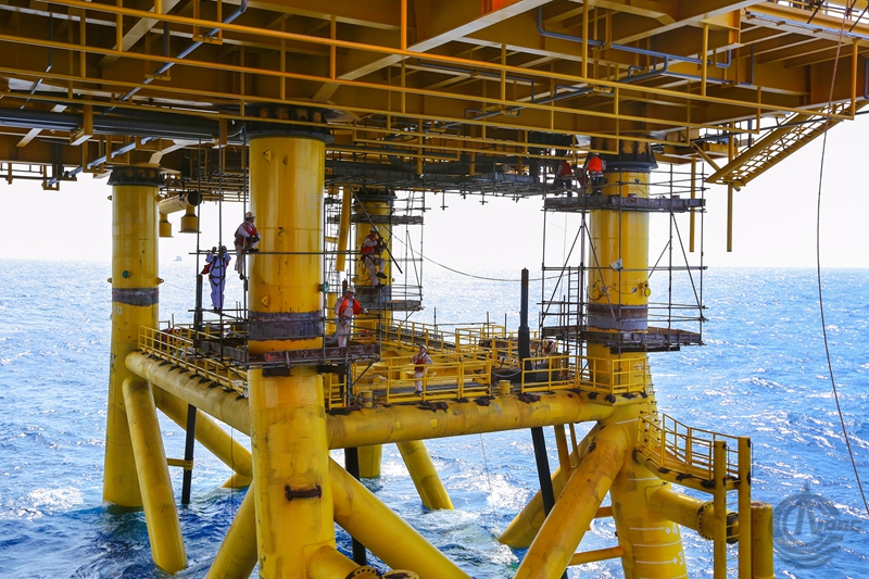 文昌9-2/9-3 海上組塊浮拖安裝：組塊底部與導管架樁腿連接后施工人員正在搭設腳手架準備后續焊接工作。（來源：中國海洋石油總公司）