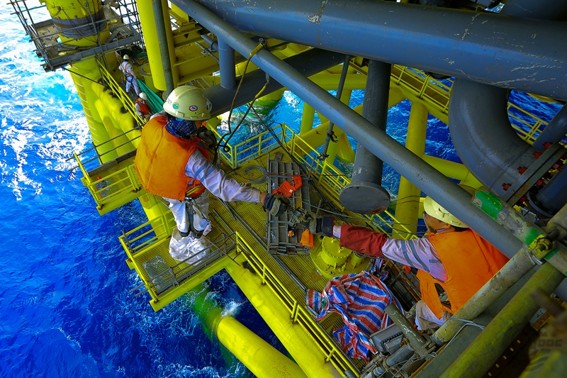 文昌9-2/9-3 海上組塊浮拖項目：施工人員正在組塊側部搭設腳手架。（來源：中國海洋石油總公司）