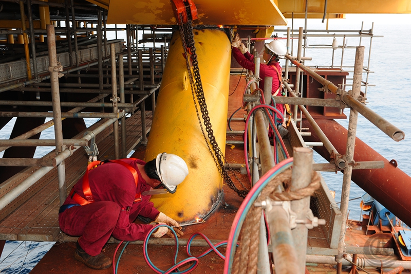 一線人員抓緊一切時間，按照施工計劃切割組塊與駁船間的固定連接。（來源：中國海洋石油總公司）