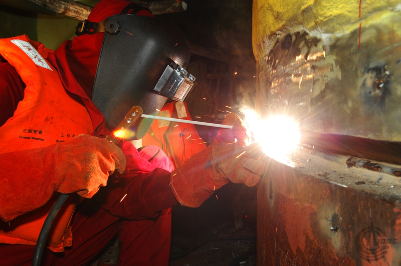 組塊安裝成功后，焊工正在焊接組塊樁腿與導管架樁腿。（來源：中國海洋石油總公司）