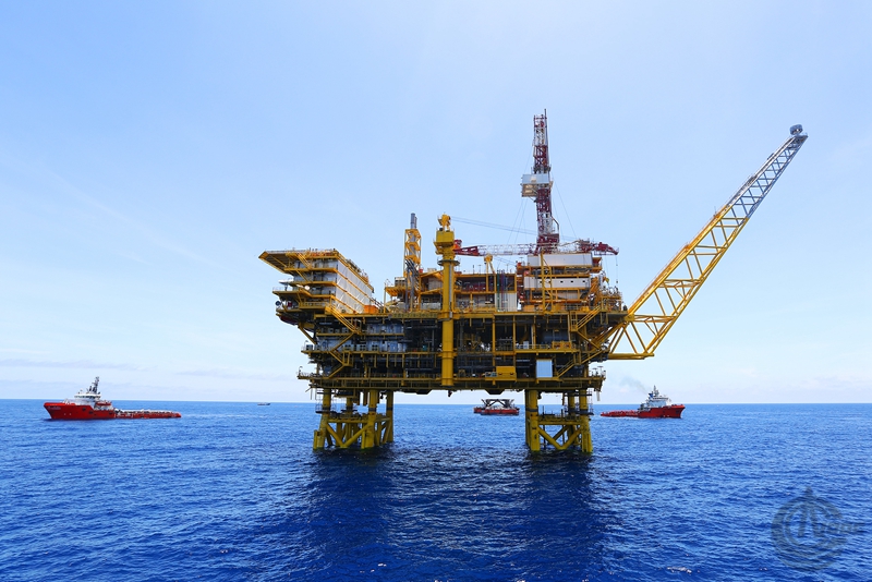 文昌9-2／9-3項目平臺已成功坐落在導管架樁腿上成功完成此次浮托安裝。（來源：中國海洋石油總公司）