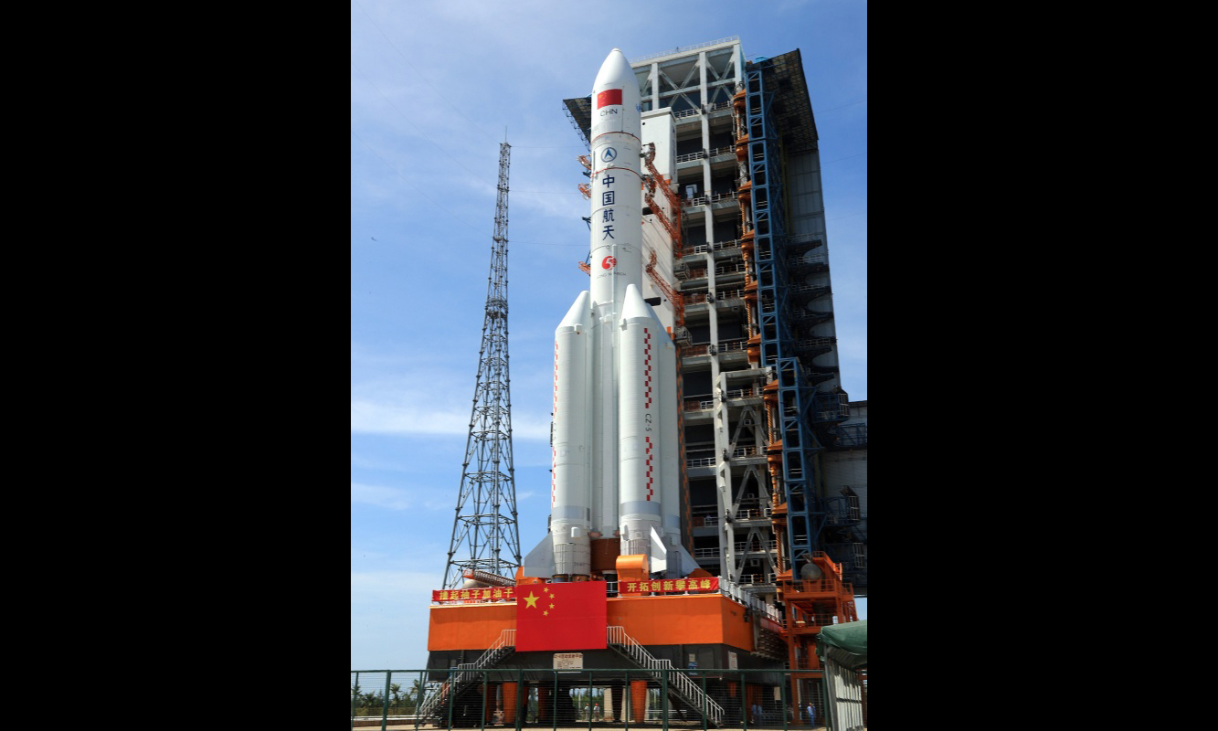 垂直轉運的順利完成，標志著長征五號遙二火箭飛行任務正式進入發射階段！（張文軍 攝）