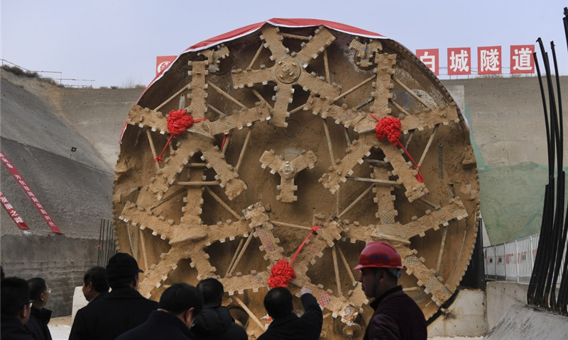 位于陜西省靖邊縣的白城隧道全長3345米，隧道的順利貫通為運煤專線蒙華鐵路早日通車打下了堅實基礎。（新華社記者 陶明 攝）