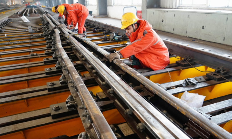 作為中國“鐵路道岔的故鄉”，中鐵山橋自主研發的道岔平面設計軟件、三維參數化設計系統等突破了傳統設計模式，成功研制出中國第一批時速160公里至350公里的準高速和高速道岔，走在世界前列。（新華社記者 楊世堯 攝）