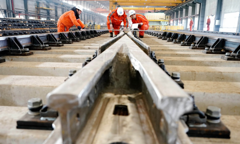 1月25日，中鐵山橋集團有限公司的工人在道岔生產車間工作。（新華社記者 楊世堯 攝）