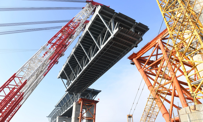 平潭海峽公鐵兩用大橋是新建福州至平潭鐵路、長樂至平潭高速公路的關鍵性控制工程，建成后將大大縮短福州至平潭的行程。（新華社記者 林善傳 攝）