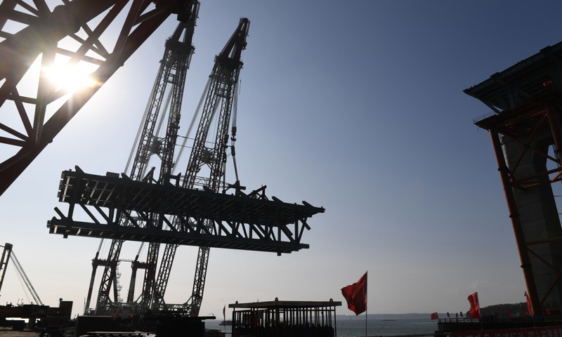 2018年1月22日，平潭海峽公鐵兩用大橋首跨3400噸鋼桁梁接近橋墩位。（新華社記者 林善傳 攝）