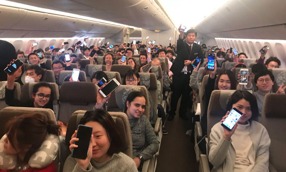 2018年1月18日00:16，全民航最早起飛的跨零點“空中開機”航班——17日中午起飛的MU587上海紐約航班旅客共同迎來18日0點空中開機時刻，東航MU553航班從上海浦東起飛，飛往巴黎。該航班成為中國民航歷史上首個正式公告全程允許使用智能手機等便攜式設備的航班。