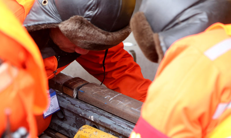 圖為中鐵十四局通遼項目部施工人員精準接軌。（攝影 肖永順）